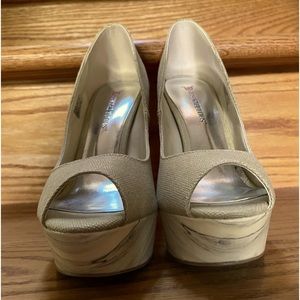 JustFab, sparkly beige peep toe platform heels, Size 6. NWOT. 4 inch heel